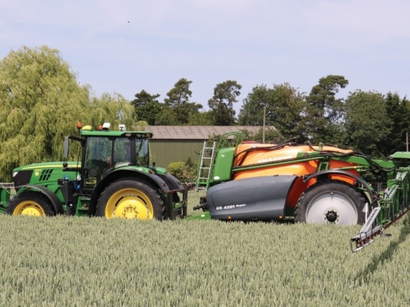  John Deere 6215R та причіпний обприскувач Amazone UX об'ємом 4200 літрів